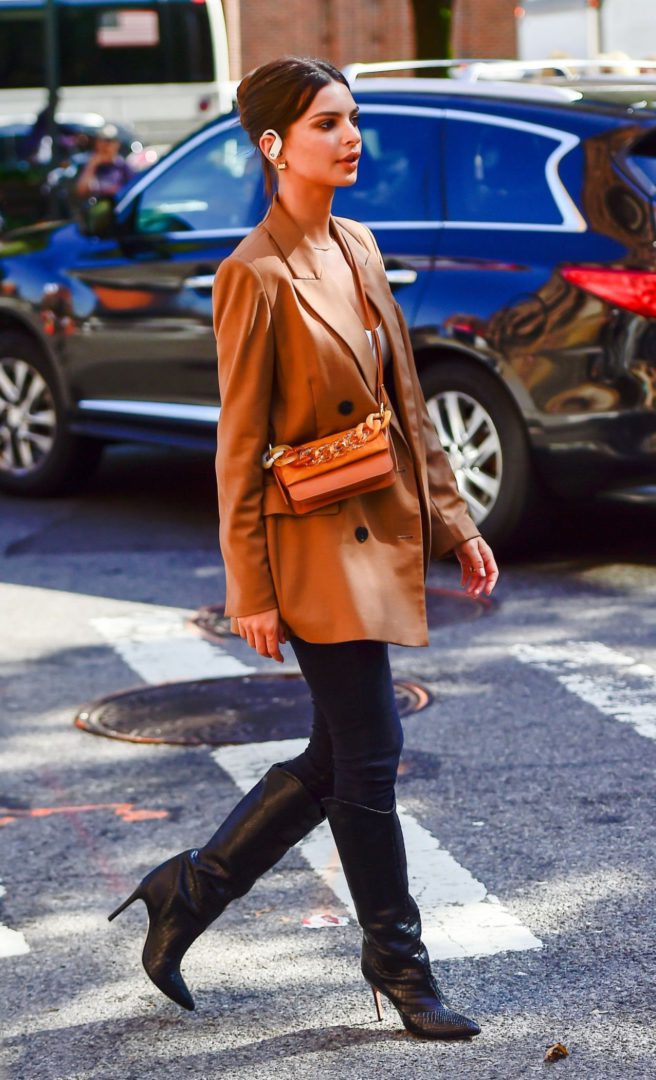 Уличный стиль американской модели Эмили Ратаковски – отправляется на фотосессию в Нью-Йорке 02.10.2019