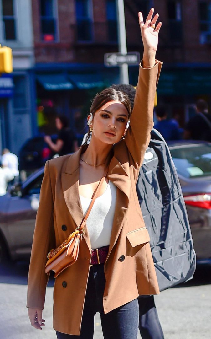 Уличный стиль американской модели Эмили Ратаковски – отправляется на фотосессию в Нью-Йорке 02.10.2019