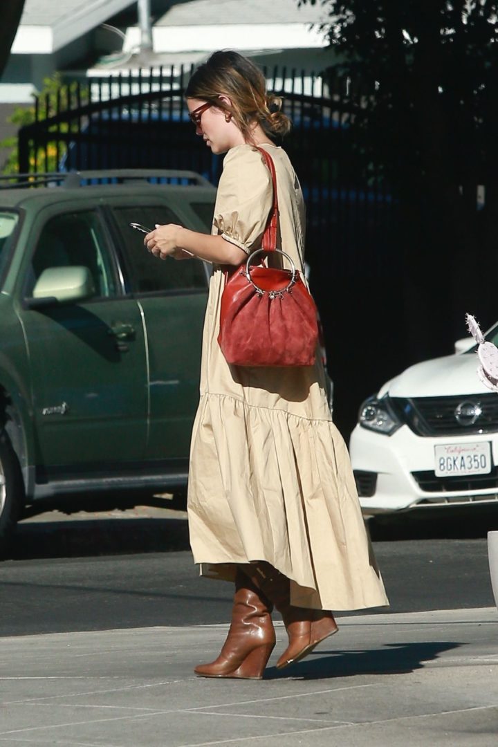 Уличный стиль американской актрисы Рэйчел Билсон – вышла из Starbucks в Лос-Фелис 02.10.2019
