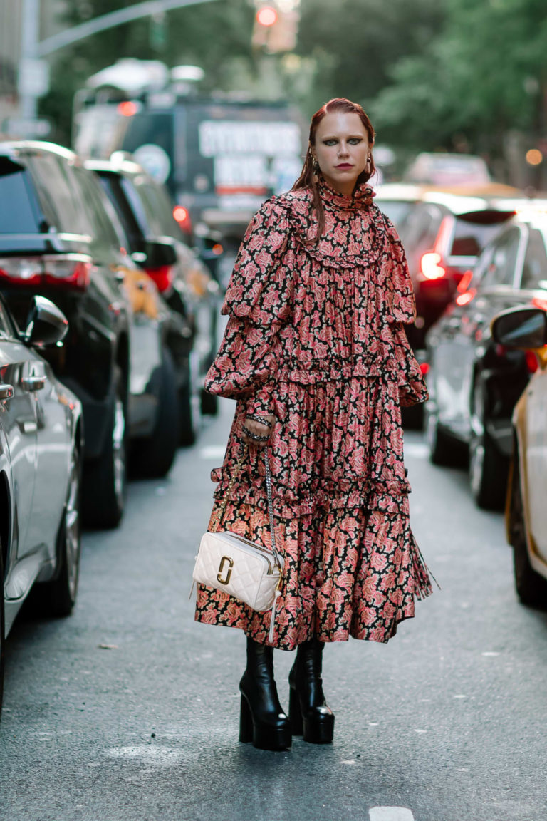 Один из главных трендов уличной моды на весну 2020 — платья с ботинками, сапогами и ботильонами.