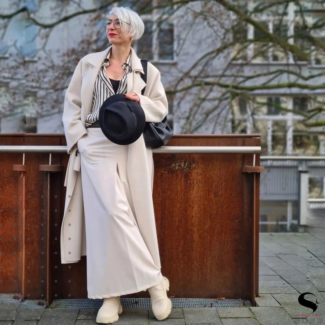 Посмотрите, как стилизует модный тренд сезона 2023 юбку-макси 55-летняя модель и блогер Corinn