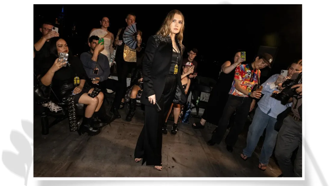 Анна Дельви, находящаяся под домашним арестом, провела самый обсуждаемый показ Нью-Йоркской недели моды