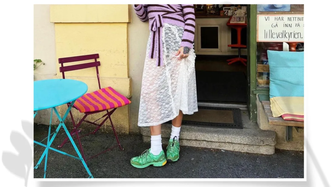 Цветные кроссовки: 6 образов, которые оживят ваши повседневные образы