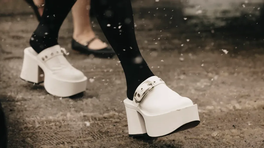 Они носят: Уличный стиль Недели моды в Нью-Йорке — зимние ботинки, туфли на платформе и другая обувь для холода