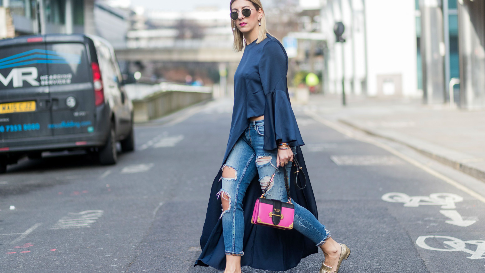 6 коротких платьев Zara, которые можно смело сочетать с джинсами осенью 2024